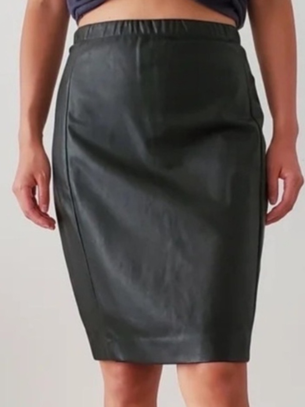 Aritzia Babaton Column Midi Faux Leather Pencil Skirt size 6 EUC